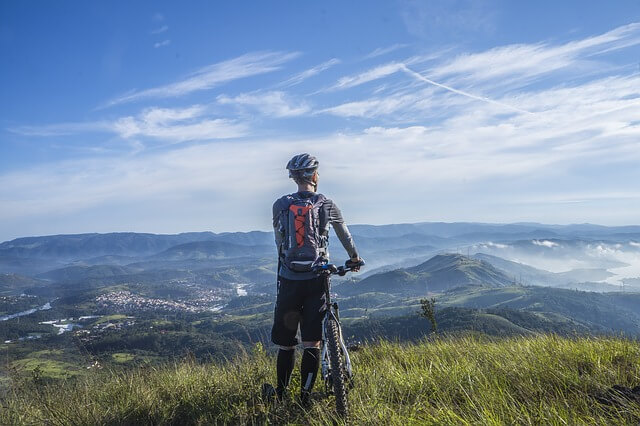 Mann auf MTB in Berglandschaft